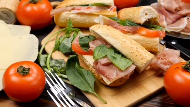 Quatro deliciosos sanduíches caseiros na mesa — Vídeo de Stock