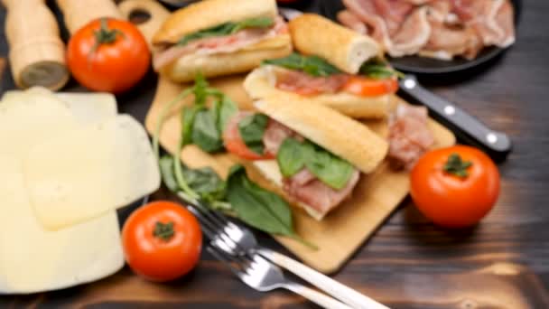 Sanduíches caseiras saudáveis e deliciosas na mesa — Vídeo de Stock