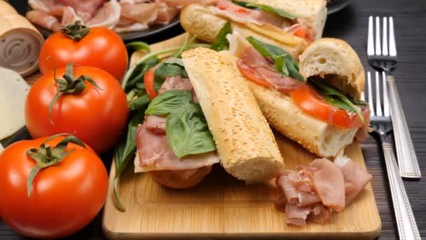 Sandvișuri delicioase înconjurate de produse din care sunt fabricate — Videoclip de stoc