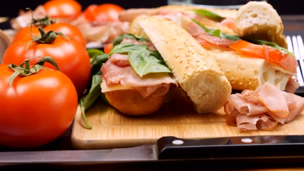Sanduíches feitos de ingredientes orgânicos — Vídeo de Stock