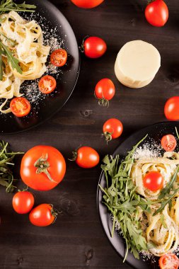 Mozzarella peyniri tagliatelle makarna ile