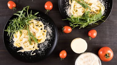 Ev tagliatelle mozzarella ve c ile siyah plaka makarna yapımı