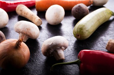 Kapatmak üzerine organik sebze büyüdü