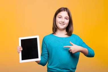 Mutlu genç öğrenci kız poiting, o bir dijital tablet
