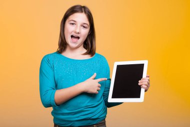 Mutlu bir çocukluk poiting, onu elinde bir dijital tablet