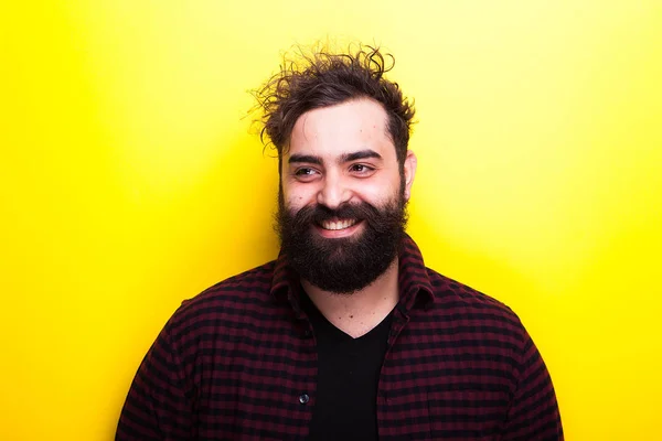 Caucásico barbudo hipster sonriendo —  Fotos de Stock