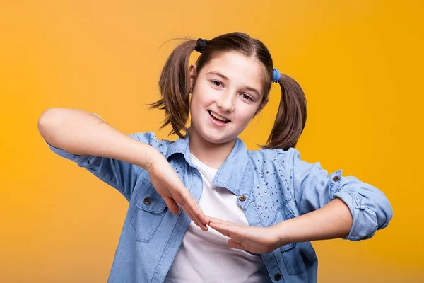 Retrato de menina bonito no estúdio — Fotografia de Stock