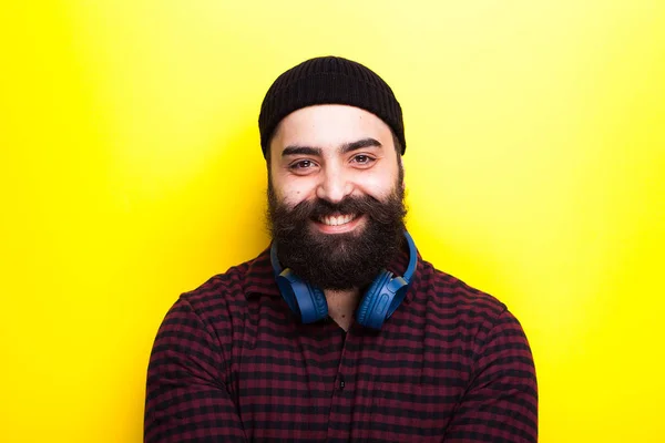 Retrato de un hipster sonriente feliz con barba larga — Foto de Stock