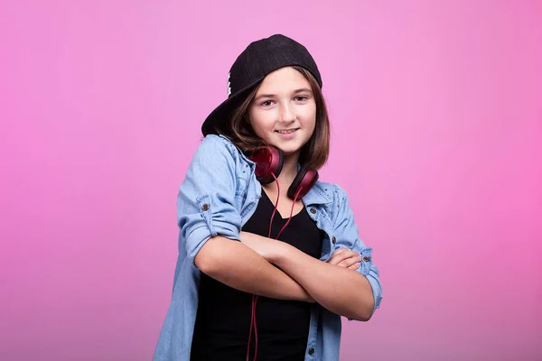 Ragazza cool con le cuffie e un cappello — Foto Stock