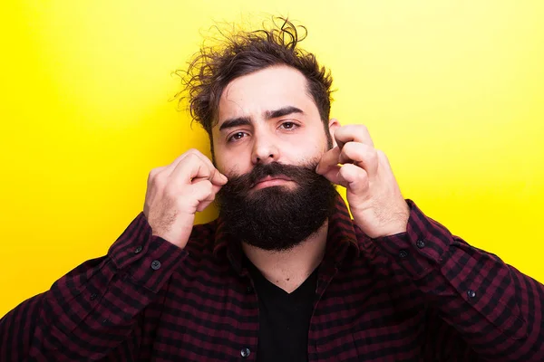 Retrato de homem com barba longa sobre fundo amarelo — Fotografia de Stock