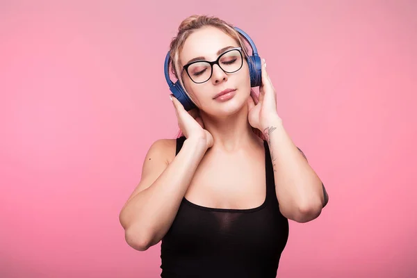 Mulher sexy com os olhos fechados ouvir música — Fotografia de Stock