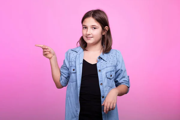 Mooi meisje poiting rechts — Stockfoto