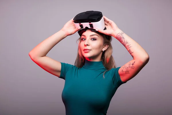 Sexy donna indossa VR realtà virtuale testa set — Foto Stock