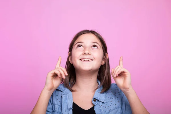 Närbild porträtt av glad tjej poiting — Stockfoto