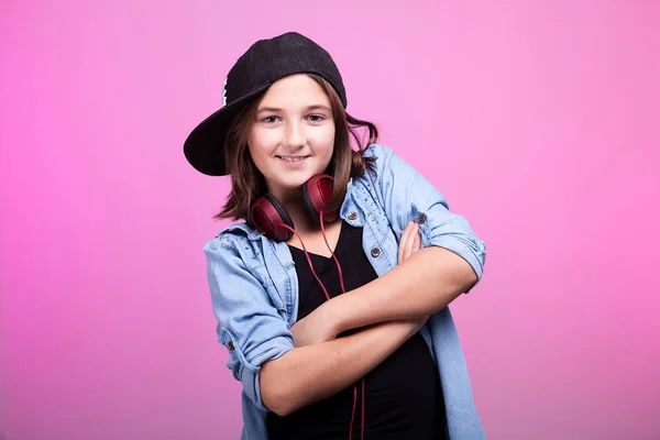 Cool tjej med hörlurar och hatt — Stockfoto