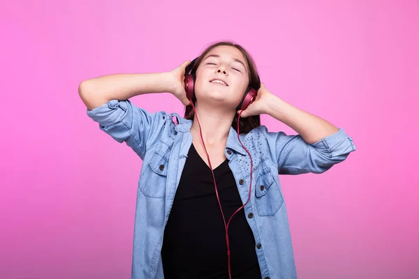 Jovem adolescente desfrutando de música com fones de ouvido na cabeça — Fotografia de Stock