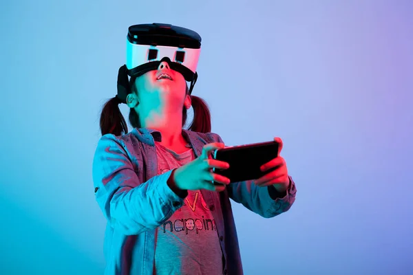 Chica joven con un auricular VR — Foto de Stock