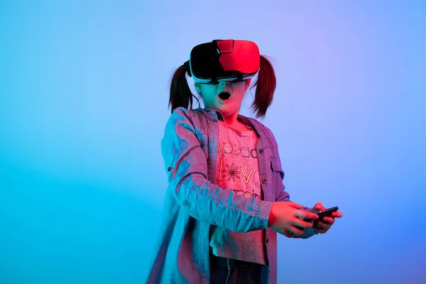 Chica joven jugando un juego en realidad virtual — Foto de Stock