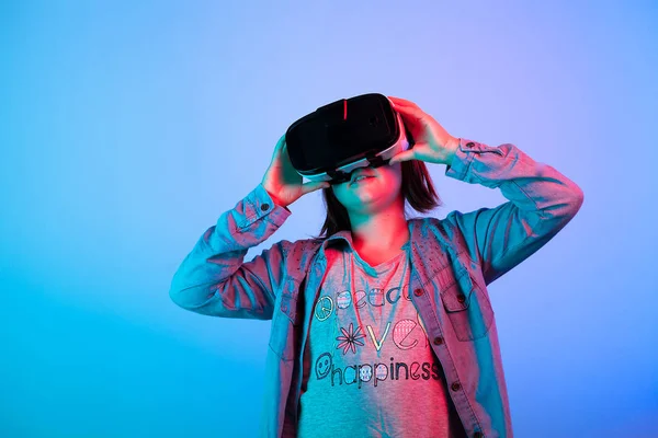 Chica joven experimentando la realidad virtual — Foto de Stock