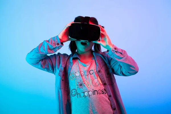 Niño experimentando con auriculares de realidad virtual — Foto de Stock