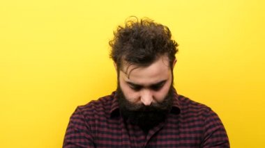 Kafasını kadar yükselen ve Sarı zemin üzerine kameraya gülümseyen sakallı hippi