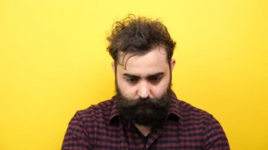 Kafasını kamera kadar yükselen ve doğal gülümseyen hipster