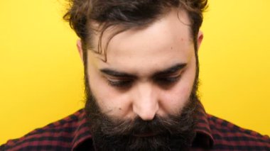 Genç görünümlü ve kameraya gülümseyen hipster sakallı