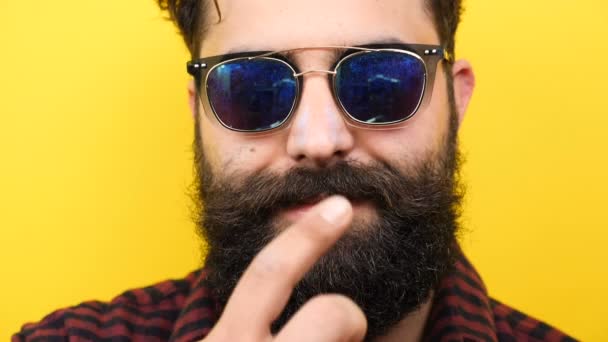 Leende lång skäggig hipster med sina solglasögon på — Stockvideo