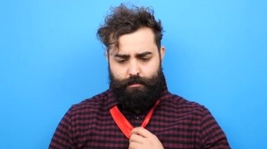 Sakallı adam tie bir dener ve -ebilmek değil yapmak o