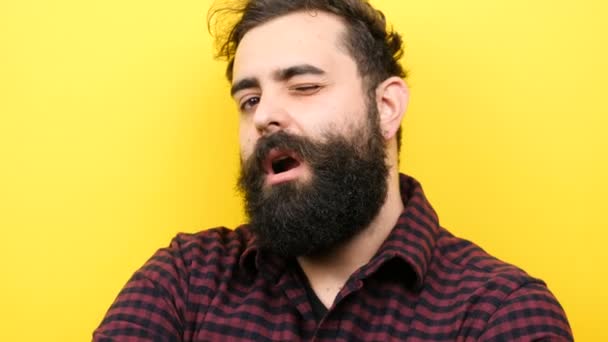 Feliz sorrindo longo hipster barbudo piscando bobo — Vídeo de Stock