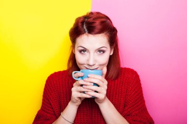 Onu kahve içmeye Smiing kadın