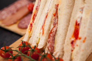 Lezzetli ev yapımı club sandviç