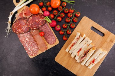 En iyi viev meze ve kulüp sandviç ile ahşap kurullarında