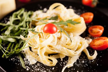 Ev tagliatelle mozzarella ve c ile siyah plaka makarna yapımı
