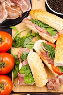 Sağlıklı sandviç ahşap tahta üzerinde yalan üzerinde kapat