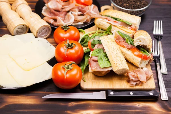 Сэндвичи на деревянной доске — стоковое фото