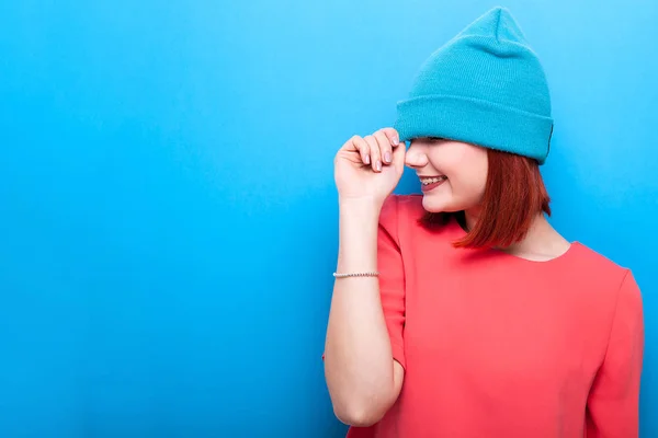 Cool hipster flicka klädd i en blå mössa — Stockfoto