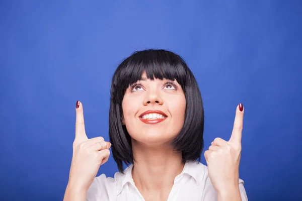 Glücklich lächelnde Frau poitet — Stockfoto