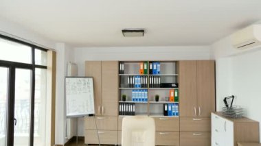 Dizüstü bilgisayar ve bu kağıtlara bir resepsiyon ile boş modern ofis