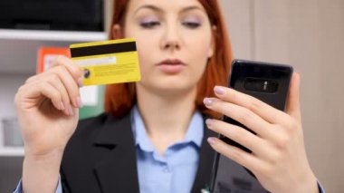 Kredi kartını seyir ve Smartphone veri tanıtan bir işkadını