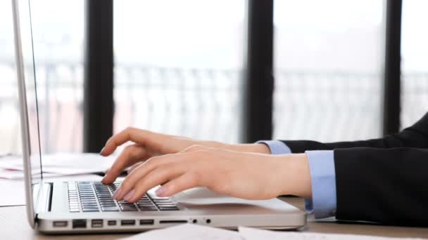 Affärskvinna händer att skriva på den bärbara tangentbordet — Stockvideo