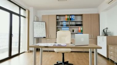 Modern bir boş ofis throug yürüyüş