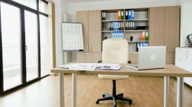 Kimse ile boş modern ofis