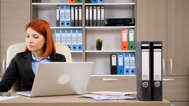 Geschäftsfrau arbeitet am Laptop — Stockvideo