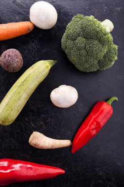 Organik sebze karanlık bir tablo üzerinde büyüdü