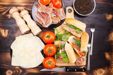 Dört ev yapımı sandviçler üzerinde Üstten Görünüm