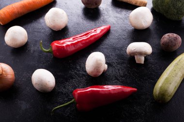 Bir ahşap koyu masanın üzerinde yatan sebze