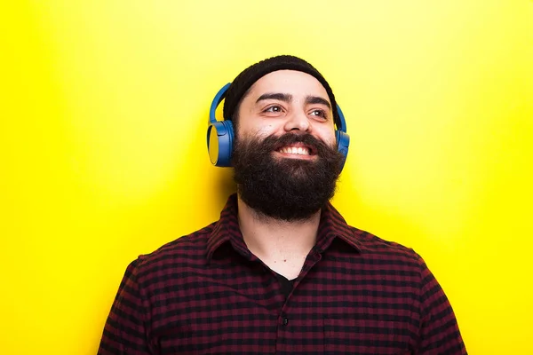 Porträt eines glücklich lächelnden Hipsters mit langem Bart — Stockfoto