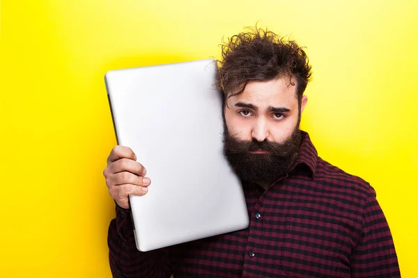 Hipster φοιτητής με το laptop του κοντά στο πρόσωπο — Φωτογραφία Αρχείου