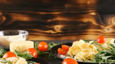 Bu İtalyan tagliattele makarna ile iki tabak
